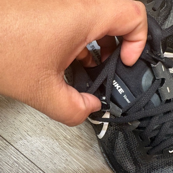 Nike vomero 17 women’s running black and White shoes - Picture 8 of 10